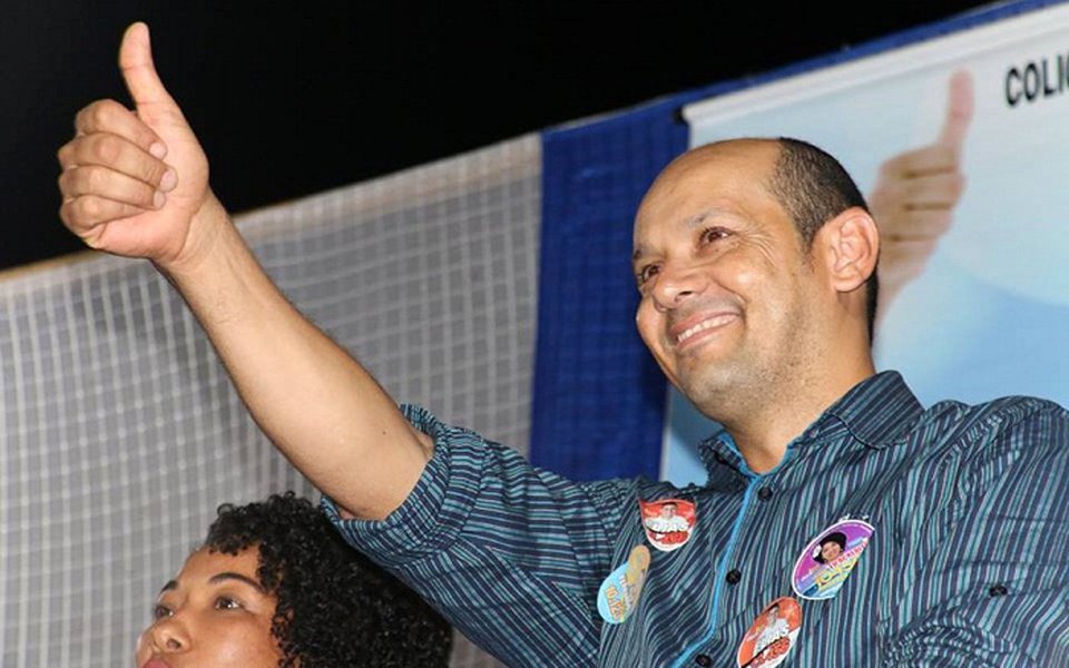Júlio Oliveira defendeu a necessidade de um represante da região norte do Estado no Senado e disse que o PRB "não se furtará ao chamado do povo para integrar uma chapa majoritária em 2018"; em artigo publicado portal Cleber Toledo, Oliveira disse que "em 2018 haverá eleição para deputados estaduais e federais, senadores, governador e presidente da República, e com isso, surge a oportunidade de escolher representantes realmente comprometidos com esta importante região"; "O PRB, partido que se estruturou por todo o estado e tem mostrado serviços efetivos na construção e no desenvolvimento de políticas públicas, se mostra preparado e convicto para este cenário" (Foto: Leonardo Lucena) Júlio Oliveira defendeu a necessidade de um represante da região norte do Estado no Senado e disse que o PRB "não se furtará ao chamado do povo para integrar uma chapa majoritária em 2018"; em artigo publicado portal Cleber Toledo, Oliveira disse que "em 2018 haverá eleição para deputados estaduais e federais, senadores, governador e presidente da República, e com isso, surge a oportunidade de escolher representantes realmente comprometidos com esta importante região"; "O PRB, partido que se estruturou por todo o estado e tem mostrado serviços efetivos na construção e no desenvolvimento de políticas públicas, se mostra preparado e convicto para este cenário"