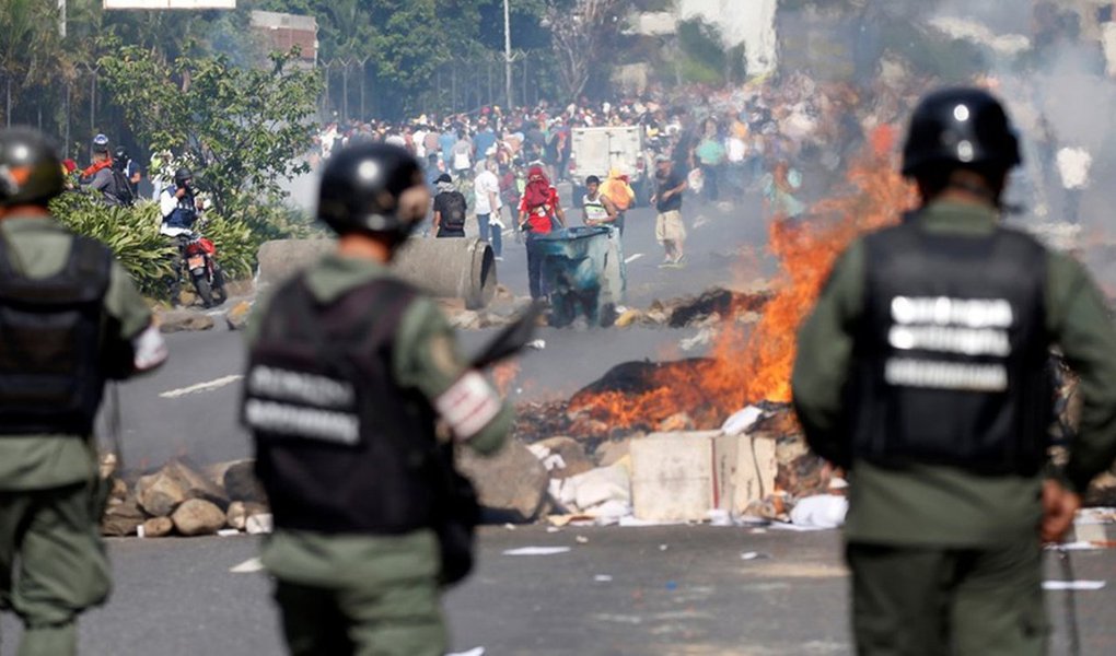 O país rico em petróleo, mas envolvido em uma profunda recessão, está há quatro meses sendo tomado por protestos contra Maduro que deixaram mais de 110 pessoas mortas em confrontos com forças de segurança, que responderam com gás lacrimogêneo, balas de borracha e canhões de água; dos 6.120 candidatos da eleição deste domingo, 30, para uma assembleia constituinte com 545 membros, nenhum é da oposição venezuelana - que está boicotando o processo, por considerá-lo um pleito manipulado para consumar uma ditadura (Foto: Aquiles Lins) O país rico em petróleo, mas envolvido em uma profunda recessão, está há quatro meses sendo tomado por protestos contra Maduro que deixaram mais de 110 pessoas mortas em confrontos com forças de segurança, que responderam com gás lacrimogêneo, balas de borracha e canhões de água; dos 6.120 candidatos da eleição deste domingo, 30, para uma assembleia constituinte com 545 membros, nenhum é da oposição venezuelana - que está boicotando o processo, por considerá-lo um pleito manipulado para consumar uma ditadura