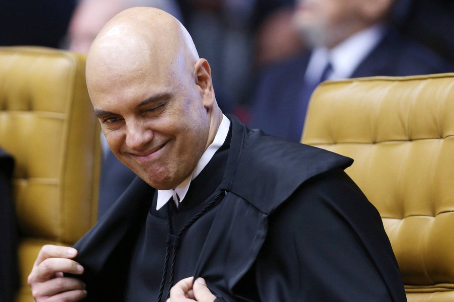 Ministro do Supremo Tribunal Federal Alexandre de Moraes extinguiu Ação Direta de Inconstitucionalidade movida pelo governador do Maranhão, Flávio Dino (PCdoB), que pedia a instituição do imposto sobre grandes fortunas; Moraes entendeu que Dino não tinha legitimidade para propor essa ação, porque o gestor não teria demonstrado de forma suficiente o vínculo do Maranhão com o pedido de criação de um tributo federal
(Foto: Aquiles Lins) Ministro do Supremo Tribunal Federal Alexandre de Moraes extinguiu Ação Direta de Inconstitucionalidade movida pelo governador do Maranhão, Flávio Dino (PCdoB), que pedia a instituição do imposto sobre grandes fortunas; Moraes entendeu que Dino não tinha legitimidade para propor essa ação, porque o gestor não teria demonstrado de forma suficiente o vínculo do Maranhão com o pedido de criação de um tributo federal