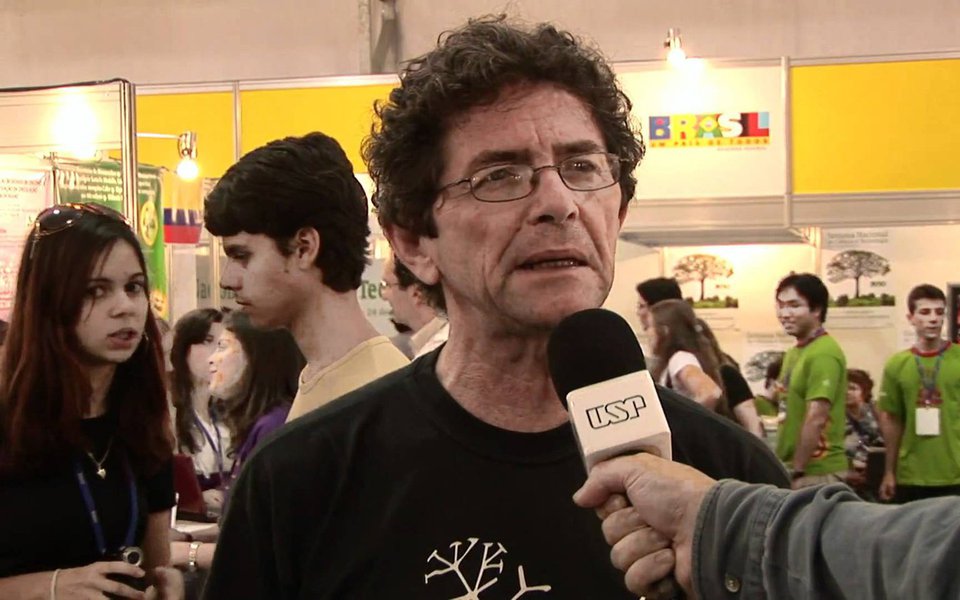 Professor e pesquisador Instituto de Física da Universidade Federal do Rio de Janeiro (UFRJ), Ildeu era vice-presidente da última gestão da SBPC e foi o único candidato à presidência. Ele recebeu 980 votos dos associados da entidade em eleição ocorrida no mês passado. Houve, ainda, 73 em branco e 48 nulos. Sua gestão vai, inicialmente, até 2019, quando haverá novas eleições e ele poderá se recandidatar (Foto: Leonardo Attuch) Professor e pesquisador Instituto de Física da Universidade Federal do Rio de Janeiro (UFRJ), Ildeu era vice-presidente da última gestão da SBPC e foi o único candidato à presidência. Ele recebeu 980 votos dos associados da entidade em eleição ocorrida no mês passado. Houve, ainda, 73 em branco e 48 nulos. Sua gestão vai, inicialmente, até 2019, quando haverá novas eleições e ele poderá se recandidatar