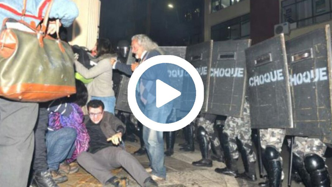 O deputado estadual Jeferson Fernandes (PT), presidente da Comissão de Direitos Humanos da Assembleia Legislativa do Rio Grande do Sul, foi agredido e algemado na noite desta quarta-feira 14 ao tentar negociar com o comando da Brigada Militar a fim de garantir a segurança de 70 famílias durante um processo de reintegração de posse (Foto: Gisele Federicce) O deputado estadual Jeferson Fernandes (PT), presidente da Comissão de Direitos Humanos da Assembleia Legislativa do Rio Grande do Sul, foi agredido e algemado na noite desta quarta-feira 14 ao tentar negociar com o comando da Brigada Militar a fim de garantir a segurança de 70 famílias durante um processo de reintegração de posse
