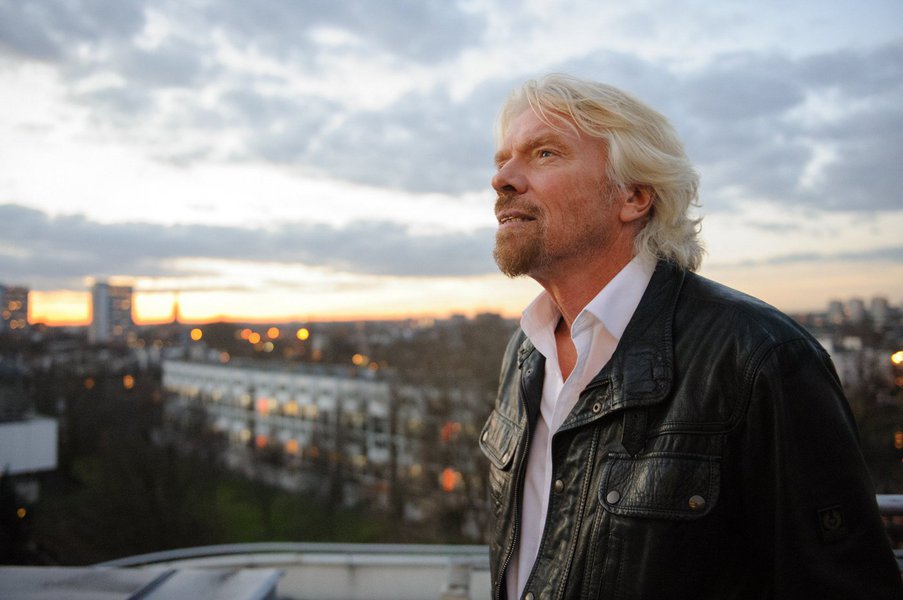 Empresa do bilionário inglês Richard Branson promete levar passageiros ao espaço do início de 2018; o preço do passeio, no entanto, será bem salgado - US$ 250 mil por pessoa (Foto: Charles Nisz) Empresa do bilionário inglês Richard Branson promete levar passageiros ao espaço do início de 2018; o preço do passeio, no entanto, será bem salgado - US$ 250 mil por pessoa