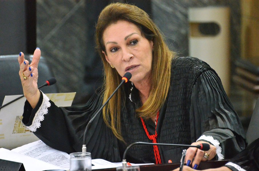 Cunhada de José Sarney, a desembargadora Nelma Sarney, além de responder processo no CNJ por favorecer o ex-assessor, José Mauro Bezerra Arouche, em concurso público para tabelião, também foi denunciada pelo Banco do Nordeste por prática ilegal e por não atender ao princípio do juiz natural, na época que era corregedora-geral de Justiça do Maranhão, em processo milionário envolvendo honorários advocatícios; segundo o BNB, houve manobra de Nelma Sarney para o caso não voltasse às mãos do juiz titular da 7ª Vara Cível, que havia aceitado o recurso da defesa estipulado o valor do saldo devedor em R$ 491,8 mil (Foto: Leonardo Lucena) Cunhada de José Sarney, a desembargadora Nelma Sarney, além de responder processo no CNJ por favorecer o ex-assessor, José Mauro Bezerra Arouche, em concurso público para tabelião, também foi denunciada pelo Banco do Nordeste por prática ilegal e por não atender ao princípio do juiz natural, na época que era corregedora-geral de Justiça do Maranhão, em processo milionário envolvendo honorários advocatícios; segundo o BNB, houve manobra de Nelma Sarney para o caso não voltasse às mãos do juiz titular da 7ª Vara Cível, que havia aceitado o recurso da defesa estipulado o valor do saldo devedor em R$ 491,8 mil