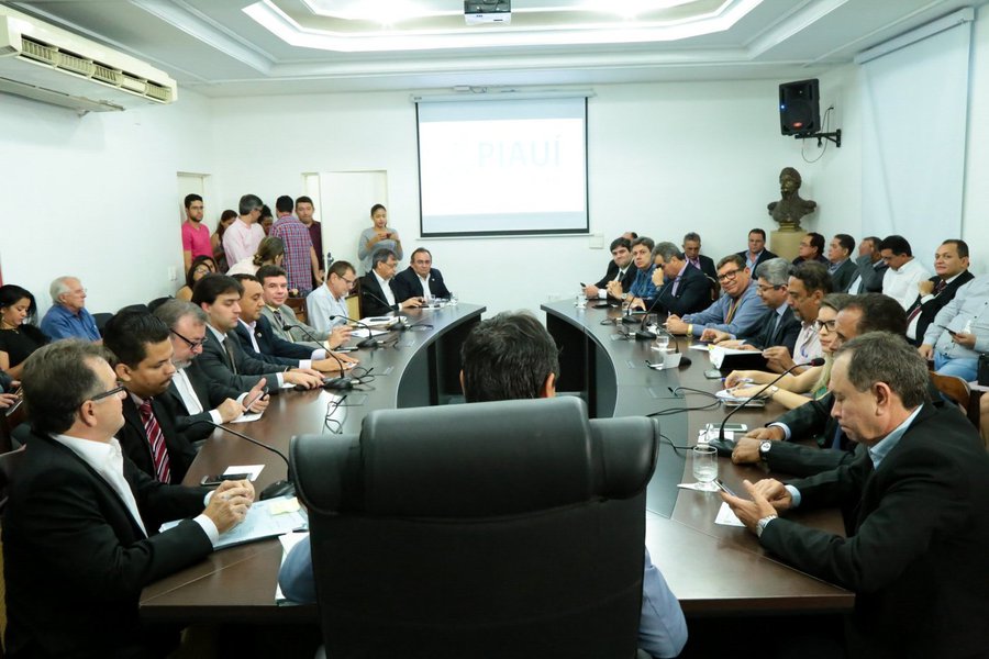 O governador Wellington Dias lançou, no Palácio de Karnak, o programa Piauí Empreendedor, uma iniciativa do Governo do Estado visando canalizar esforços para movimentar a economia e elevar a renda no Piauí; segundo estimativa da coordenadoria de Câmaras Setoriais, os bancos oficiais dispõem de R$ 1,5 bilhão para financiamento de ações; representantes de órgãos e instituições vinculados aos governos estadual e federal assinaram um pacto para destravar os obstáculos, que dificultam a implementação de arranjos produtivos nos 12 territórios de desenvolvimento do Piauí (Foto: Leonardo Lucena) O governador Wellington Dias lançou, no Palácio de Karnak, o programa Piauí Empreendedor, uma iniciativa do Governo do Estado visando canalizar esforços para movimentar a economia e elevar a renda no Piauí; segundo estimativa da coordenadoria de Câmaras Setoriais, os bancos oficiais dispõem de R$ 1,5 bilhão para financiamento de ações; representantes de órgãos e instituições vinculados aos governos estadual e federal assinaram um pacto para destravar os obstáculos, que dificultam a implementação de arranjos produtivos nos 12 territórios de desenvolvimento do Piauí