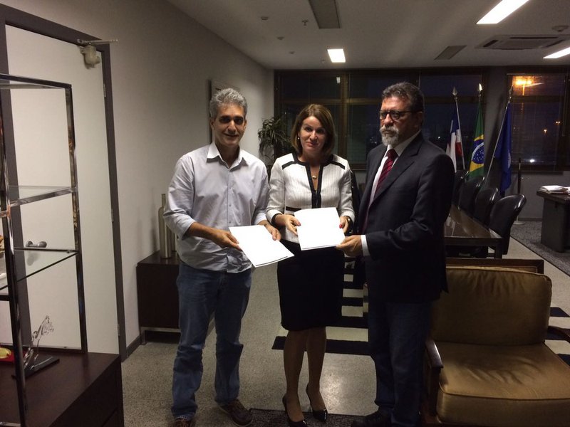 Os deputados federais Robinson Almeida e Afonso Florence, ambos do PT, entraram nesta segunda-feira com uma representação no Ministério Público do Estado da Bahia pedindo investigação sobre suspeitas de favorecimento do prefeito ACM Neto (DEM) à Odebrecht na licitação para reforma da orla da Barra; os petistas destacam conteúdo da delação do diretor da Odebrecht que relata doações ilícitas feitas pela construtora à campanha de ACM Neto nas eleições de 2012 e irregularidades na licitação; "A denúncia da Odebrecht contra Neto é muito grave. A suspeita que houve apoio eleitoral para o prefeito em troca da execução da obra da Barra tem que ser investigada", diz Robinson (Foto: Romulo Faro) Os deputados federais Robinson Almeida e Afonso Florence, ambos do PT, entraram nesta segunda-feira com uma representação no Ministério Público do Estado da Bahia pedindo investigação sobre suspeitas de favorecimento do prefeito ACM Neto (DEM) à Odebrecht na licitação para reforma da orla da Barra; os petistas destacam conteúdo da delação do diretor da Odebrecht que relata doações ilícitas feitas pela construtora à campanha de ACM Neto nas eleições de 2012 e irregularidades na licitação; "A denúncia da Odebrecht contra Neto é muito grave. A suspeita que houve apoio eleitoral para o prefeito em troca da execução da obra da Barra tem que ser investigada", diz Robinson