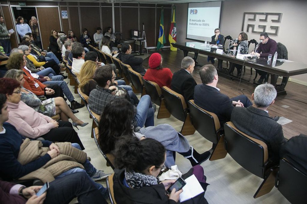 No final do anos 1990, numa das piores fases de desemprego da História do Brasil, propagandas e programas promovendo a chance do “primeiro emprego” para jovens eram lemas comuns de se encontrar; o País vivia uma inversão demográfica; pela primeira vez, o número de jovens chegando ao mercado de trabalho era maior que o número de postos de trabalho disponíveis; quase vinte anos depois, em uma nova onda de recessão e com taxas e desemprego crescentes, segundo especialistas da FEE-RS, a crise atual é ainda pior; pesquisa divulgada pela entidade aponta uma taxa de desemprego de 11,3% no último mês; o estudo aponta ainda uma tendência contínua de “destruição de empregos”, especialmente aqueles que são considerados como “protegidos”, ou seja, com carteira de trabalho assinada (Foto: Leonardo Lucena) No final do anos 1990, numa das piores fases de desemprego da História do Brasil, propagandas e programas promovendo a chance do “primeiro emprego” para jovens eram lemas comuns de se encontrar; o País vivia uma inversão demográfica; pela primeira vez, o número de jovens chegando ao mercado de trabalho era maior que o número de postos de trabalho disponíveis; quase vinte anos depois, em uma nova onda de recessão e com taxas e desemprego crescentes, segundo especialistas da FEE-RS, a crise atual é ainda pior; pesquisa divulgada pela entidade aponta uma taxa de desemprego de 11,3% no último mês; o estudo aponta ainda uma tendência contínua de “destruição de empregos”, especialmente aqueles que são considerados como “protegidos”, ou seja, com carteira de trabalho assinada