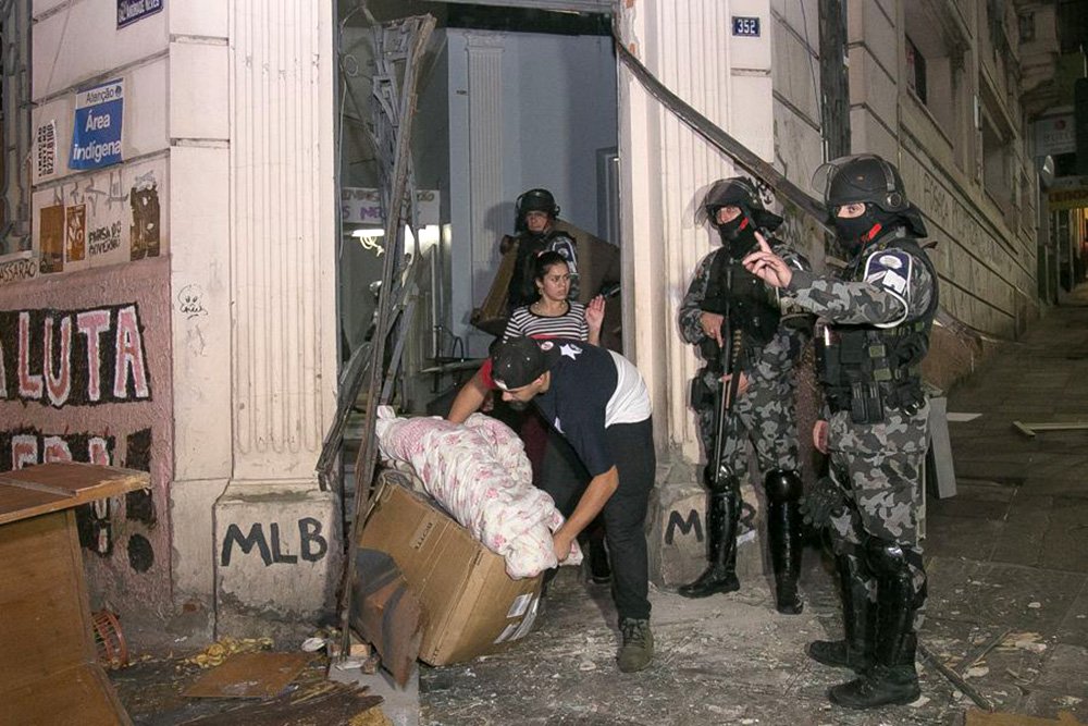 Depois do despejo de 70 famílias da Ocupação Lanceiros Negros, em Porto Alegre (RS), outras 28 ocupações estão na iminência de sofrer uma reintegração de posse na região metropolitana da capital; movimentos populares temem que o procedimento violento que a Brigada Militar usou contra os ocupantes na última quarta-feira (14), véspera de feriado de Corpus Christi, volte a se repetir em outros locais (Foto: Voney Malta) Depois do despejo de 70 famílias da Ocupação Lanceiros Negros, em Porto Alegre (RS), outras 28 ocupações estão na iminência de sofrer uma reintegração de posse na região metropolitana da capital; movimentos populares temem que o procedimento violento que a Brigada Militar usou contra os ocupantes na última quarta-feira (14), véspera de feriado de Corpus Christi, volte a se repetir em outros locais