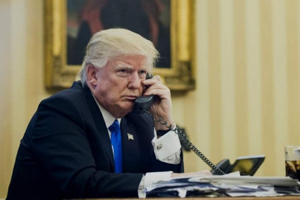 O presidente dos EUA, Donald Trump, classificou neste domingo as reportagens baseadas em fontes não identificadas como falsas e os vazamentos da Casa Branca como "fake news" (notícias falsas), após relatos de que seu genro tentou estabelecer um canal secreto de comunicações com Moscou antes que Trump assumisse a presidência; Trump retornou à Casa Branca depois de uma viagem de nove dias ao Oriente Médio e à Europa, que ele encerrou no sábado para encarar mais perguntas sobre as supostas comunicações entre Jared Kushner e o embaixador da Rússia em Washington (Foto: José Barbacena) O presidente dos EUA, Donald Trump, classificou neste domingo as reportagens baseadas em fontes não identificadas como falsas e os vazamentos da Casa Branca como "fake news" (notícias falsas), após relatos de que seu genro tentou estabelecer um canal secreto de comunicações com Moscou antes que Trump assumisse a presidência; Trump retornou à Casa Branca depois de uma viagem de nove dias ao Oriente Médio e à Europa, que ele encerrou no sábado para encarar mais perguntas sobre as supostas comunicações entre Jared Kushner e o embaixador da Rússia em Washington
