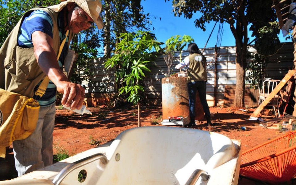 A vendedora autônoma Geralda Vieira do Rosário, de 55 anos, tem o hábito de estocar água na chácara onde mora, na Vila Planalto, para compensar os dias de racionamento; "Uso todos os dias para lavar roupa e regar as plantas", justifica; mesmo que o recurso seja utilizado com frequência, o armazenamento inadequado pode significar riscos à saúde: recipientes como baldes e tonéis têm sido, de acordo com a Vigilância Ambiental em Saúde, o principal criadouro no DF do Aedes aegypti, transmissor da dengue, da chikungunya e da zika (Foto: Leonardo Lucena) A vendedora autônoma Geralda Vieira do Rosário, de 55 anos, tem o hábito de estocar água na chácara onde mora, na Vila Planalto, para compensar os dias de racionamento; "Uso todos os dias para lavar roupa e regar as plantas", justifica; mesmo que o recurso seja utilizado com frequência, o armazenamento inadequado pode significar riscos à saúde: recipientes como baldes e tonéis têm sido, de acordo com a Vigilância Ambiental em Saúde, o principal criadouro no DF do Aedes aegypti, transmissor da dengue, da chikungunya e da zika