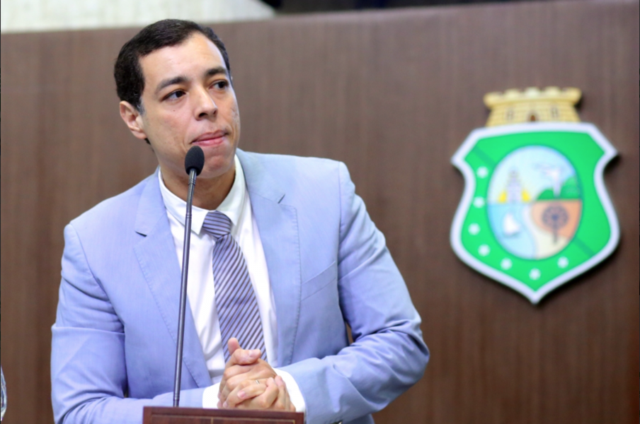 O juiz da fazenda Pública, André Aguiar Magalhães, decretou nesta segunda (19) a extinção da ação interposta pelo deputado estadual Leonardo Araújo (PMDB), que pleiteava a suspensão da tramitação da PEC que propõe a extinção do Tribunal de Contas dos Municípios. Com isso, a PEC poderá seguir sua tramitação normal na Assembleia Legislativa (Foto: Rodrigo Rocha) O juiz da fazenda Pública, André Aguiar Magalhães, decretou nesta segunda (19) a extinção da ação interposta pelo deputado estadual Leonardo Araújo (PMDB), que pleiteava a suspensão da tramitação da PEC que propõe a extinção do Tribunal de Contas dos Municípios. Com isso, a PEC poderá seguir sua tramitação normal na Assembleia Legislativa