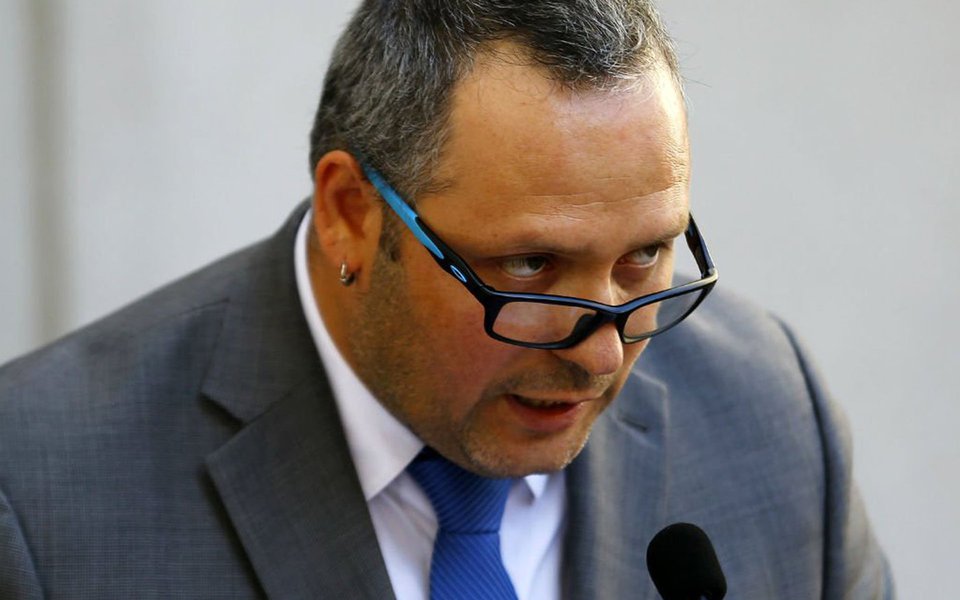 Justiça chilena rejeitou exonerar Sebastián Dávalos, filho da presidente do Chile, Michelle Bachelet, por suposto envolvimento no caso "Caval", um polêmico negócio imobiliário pelo qual ele e sua esposa, Natalia Compagnon, são investigados; em decisão unânime, a Corte de Apelações de Rancagua não acolheu a solicitação de suspensão do processo apresentada pela defesa de Dávalos, que argumentava que ele já declarou em três oportunidades e esclareceu seus vínculos com a empresa Caval, de propriedade da sua esposa; por outro lado, a Promotoria e o Conselho de Defesa do Estado (CDE) se opuseram ao requerimento, pois ainda há diligências pendentes neste casoda Presidência da República. (Foto: Paulo Emílio) Justiça chilena rejeitou exonerar Sebastián Dávalos, filho da presidente do Chile, Michelle Bachelet, por suposto envolvimento no caso "Caval", um polêmico negócio imobiliário pelo qual ele e sua esposa, Natalia Compagnon, são investigados; em decisão unânime, a Corte de Apelações de Rancagua não acolheu a solicitação de suspensão do processo apresentada pela defesa de Dávalos, que argumentava que ele já declarou em três oportunidades e esclareceu seus vínculos com a empresa Caval, de propriedade da sua esposa; por outro lado, a Promotoria e o Conselho de Defesa do Estado (CDE) se opuseram ao requerimento, pois ainda há diligências pendentes neste casoda Presidência da República.