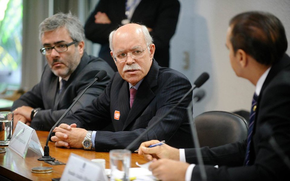 Polícia Federal efetuou as prisões do auditor da Receita Federal Eduardo Cerqueira Leite e do empresário Mário Pagnozzi no âmbito da Operação Zelotes, que investiga desvios e perdão de dívidas no Conselho Administrativo de Recursos Fiscais (Carf) mediante pagamento de propinas; segundo as investigações, a empresa Pagnozzi & Associados Consultoria Empresarial pagou propina em troca de benefícios milionários no âmbito do Carf em prol do Bank of Boston (Foto: Paulo Emílio) Polícia Federal efetuou as prisões do auditor da Receita Federal Eduardo Cerqueira Leite e do empresário Mário Pagnozzi no âmbito da Operação Zelotes, que investiga desvios e perdão de dívidas no Conselho Administrativo de Recursos Fiscais (Carf) mediante pagamento de propinas; segundo as investigações, a empresa Pagnozzi & Associados Consultoria Empresarial pagou propina em troca de benefícios milionários no âmbito do Carf em prol do Bank of Boston