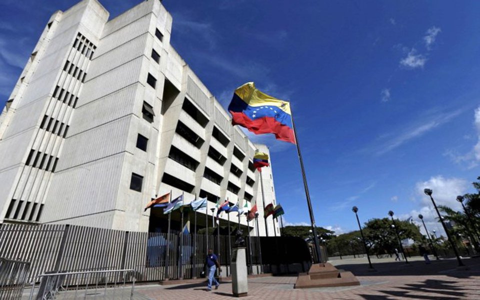 Tribunal Supremo de Justiça (TSJ) da Venezuela anulou o processo de nomeação de juízes que está sendo realizado pela Assembleia Nacional, controlada pela oposição; deputados empossariam 33 magistrados para substituírem outros considerados como "ilegítimos"; Sala Constitucional do TSJ declarou "nulo por inconstitucionalidade" o processo por "afetar diretamente o interesse coletivo devido aos efeitos dessa ação e de todas as decisões tomadas na ocasião pela Assembleia; TSJ também reitera que a Assembleia Nacional foi declarada em desacato pelo Judiciário e que "todos os seus atos são nulos. De nulidade absoluta, carentes de validade e eficácia jurídica" (Foto: Paulo Emílio) Tribunal Supremo de Justiça (TSJ) da Venezuela anulou o processo de nomeação de juízes que está sendo realizado pela Assembleia Nacional, controlada pela oposição; deputados empossariam 33 magistrados para substituírem outros considerados como "ilegítimos"; Sala Constitucional do TSJ declarou "nulo por inconstitucionalidade" o processo por "afetar diretamente o interesse coletivo devido aos efeitos dessa ação e de todas as decisões tomadas na ocasião pela Assembleia; TSJ também reitera que a Assembleia Nacional foi declarada em desacato pelo Judiciário e que "todos os seus atos são nulos. De nulidade absoluta, carentes de validade e eficácia jurídica"