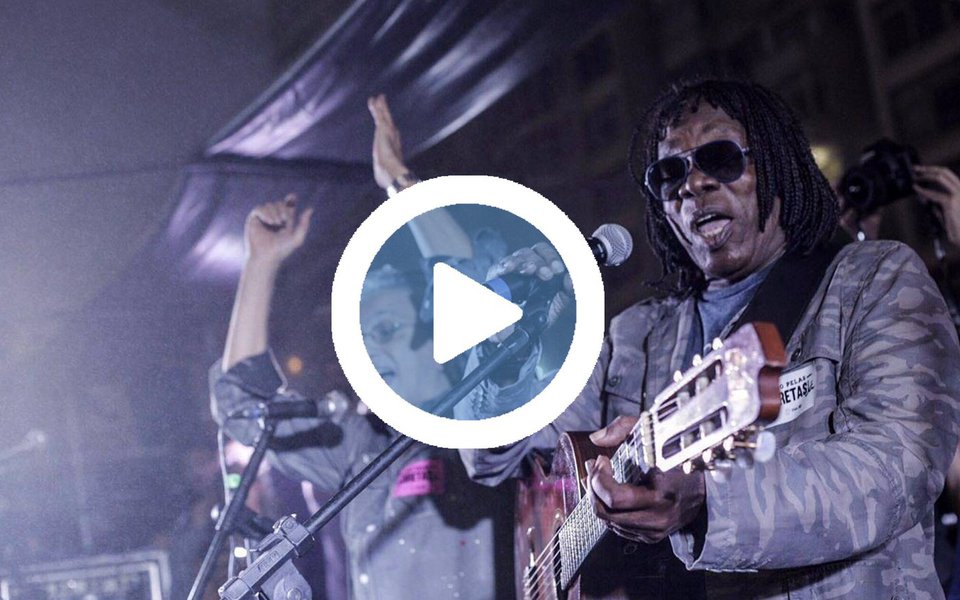 Por todo o dia, no ato pelas Diretas-Já em Copacabana, uma verdadeira onda humana cantou, embalada por artistas como Caetano e Milton Nascimento, e gritou a plenos pulmões a cada intervalo, pedindo “Diretas já”; Milton Nascimento, que reapareceu em atos políticos depois de algumas décadas, ainda nos lembrou que o papel do artista é estar ao lado do povo; “Todo artista precisa estar onde o povo está”; e o povo está nas ruas
(Foto: Giuliana Miranda) Por todo o dia, no ato pelas Diretas-Já em Copacabana, uma verdadeira onda humana cantou, embalada por artistas como Caetano e Milton Nascimento, e gritou a plenos pulmões a cada intervalo, pedindo “Diretas já”; Milton Nascimento, que reapareceu em atos políticos depois de algumas décadas, ainda nos lembrou que o papel do artista é estar ao lado do povo; “Todo artista precisa estar onde o povo está”; e o povo está nas ruas