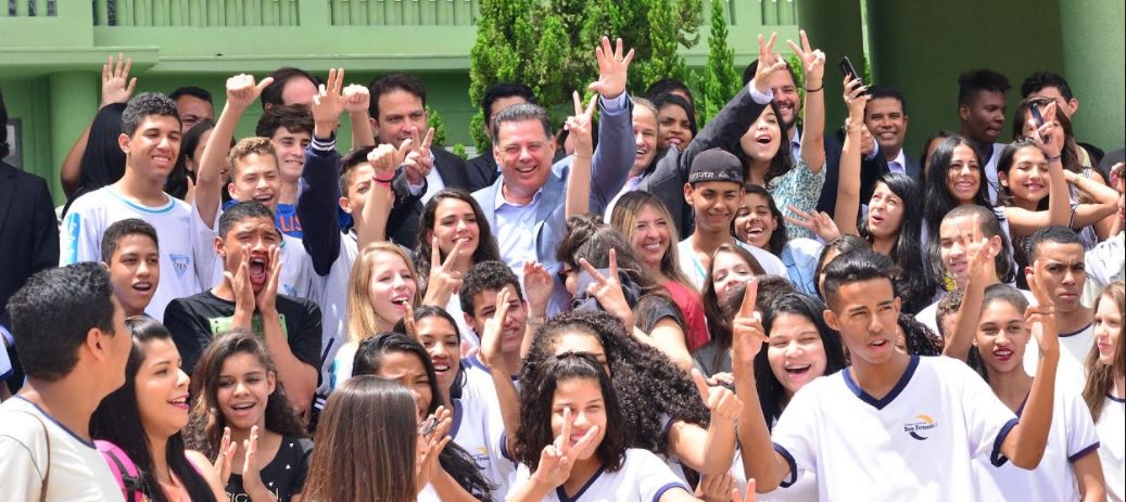 Em vídeo para seus seguidores nas redes sociais, o governador Marconi Perillo anunciou nesta quinta-feira (22) que todos os benefícios do pacote para a Educação serão pagos, conforme compromisso assumido com os professores, na folha e na programação de custeio deste mês de junho; professores e servidores receberão reajustes no salário, além da novidade do auxílio alimentação, de R$ 500 (Foto: José Barbacena) Em vídeo para seus seguidores nas redes sociais, o governador Marconi Perillo anunciou nesta quinta-feira (22) que todos os benefícios do pacote para a Educação serão pagos, conforme compromisso assumido com os professores, na folha e na programação de custeio deste mês de junho; professores e servidores receberão reajustes no salário, além da novidade do auxílio alimentação, de R$ 500