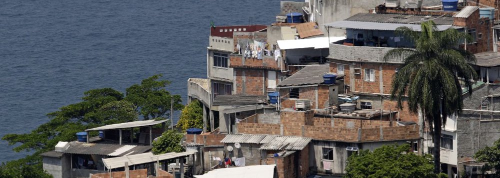 O Morro do Vidigal, em São Conrado, na zona sul do Rio, é um local considerado privilegiado devido à tranquilidade que se instalou na comunidade nos últimos anos com a implantação de uma UPP; a presença da polícia, inclusive, atraiu dezenas de restaurantes e bares, muitos deles já instalados em pontos tradicionais da zona sul carioca; duas ocorrências colocaram o Vidigal no mapa da violência da cidade; em uma delas, um helicóptero que fazia um sobrevoo com três turistas pela região foi alvejado na parte traseira por um tiro; o piloto foi obrigado a fazer um pouso de emergência na Praia de São Conrado (Foto: Leonardo Lucena) O Morro do Vidigal, em São Conrado, na zona sul do Rio, é um local considerado privilegiado devido à tranquilidade que se instalou na comunidade nos últimos anos com a implantação de uma UPP; a presença da polícia, inclusive, atraiu dezenas de restaurantes e bares, muitos deles já instalados em pontos tradicionais da zona sul carioca; duas ocorrências colocaram o Vidigal no mapa da violência da cidade; em uma delas, um helicóptero que fazia um sobrevoo com três turistas pela região foi alvejado na parte traseira por um tiro; o piloto foi obrigado a fazer um pouso de emergência na Praia de São Conrado