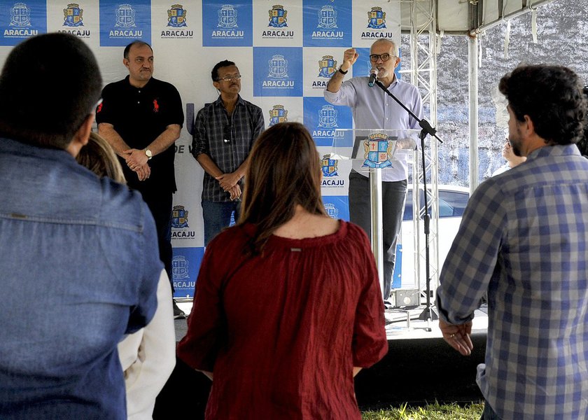 O prefeito de Aracaju, Edvaldo Nogueira, autorizou serviços de revitalização da praça Jaime Araújo Andrade, no conjunto Dom Pedro I; o trabalho será desenvolvido pela Assaí Atacadista, que investirá R$ 144 mil na obra e ficará ainda responsável pela manutenção do espaço por dez anos; "Dentro do projeto de reconstrução da nossa cidade, que está sendo iniciado na prefeitura de Aracaju, focamos na limpeza da cidade, na melhoria dos serviços de saúde, na regularização do pagamento dos salários dos servidores e na recuperação das praças, que encontramos em situação de completo abandono" (Foto: Leonardo Lucena) O prefeito de Aracaju, Edvaldo Nogueira, autorizou serviços de revitalização da praça Jaime Araújo Andrade, no conjunto Dom Pedro I; o trabalho será desenvolvido pela Assaí Atacadista, que investirá R$ 144 mil na obra e ficará ainda responsável pela manutenção do espaço por dez anos; "Dentro do projeto de reconstrução da nossa cidade, que está sendo iniciado na prefeitura de Aracaju, focamos na limpeza da cidade, na melhoria dos serviços de saúde, na regularização do pagamento dos salários dos servidores e na recuperação das praças, que encontramos em situação de completo abandono"