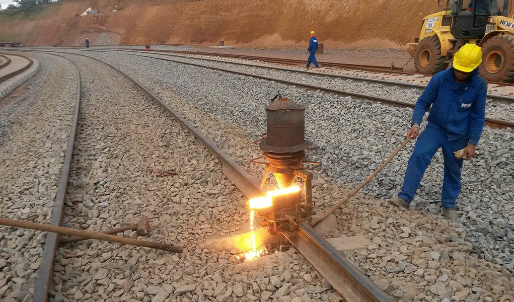 Com viagem agendada para esta semana, o presidente Michel Temer vai oferecer aos russos a concessão de 1.257 km de linha férrea da Norte-Sul; ela ficou conhecida nos anos 80 do século passado como a ‘ferrovia que liga nada a lugar nenhum’ porque não tem saída para o mar; obra custou R$ 10,4 bilhões, uma construção de 30 anos recheada de histórias de desvio de recursos para esquemas de corrupção (Foto: Voney Malta) Com viagem agendada para esta semana, o presidente Michel Temer vai oferecer aos russos a concessão de 1.257 km de linha férrea da Norte-Sul; ela ficou conhecida nos anos 80 do século passado como a ‘ferrovia que liga nada a lugar nenhum’ porque não tem saída para o mar; obra custou R$ 10,4 bilhões, uma construção de 30 anos recheada de histórias de desvio de recursos para esquemas de corrupção