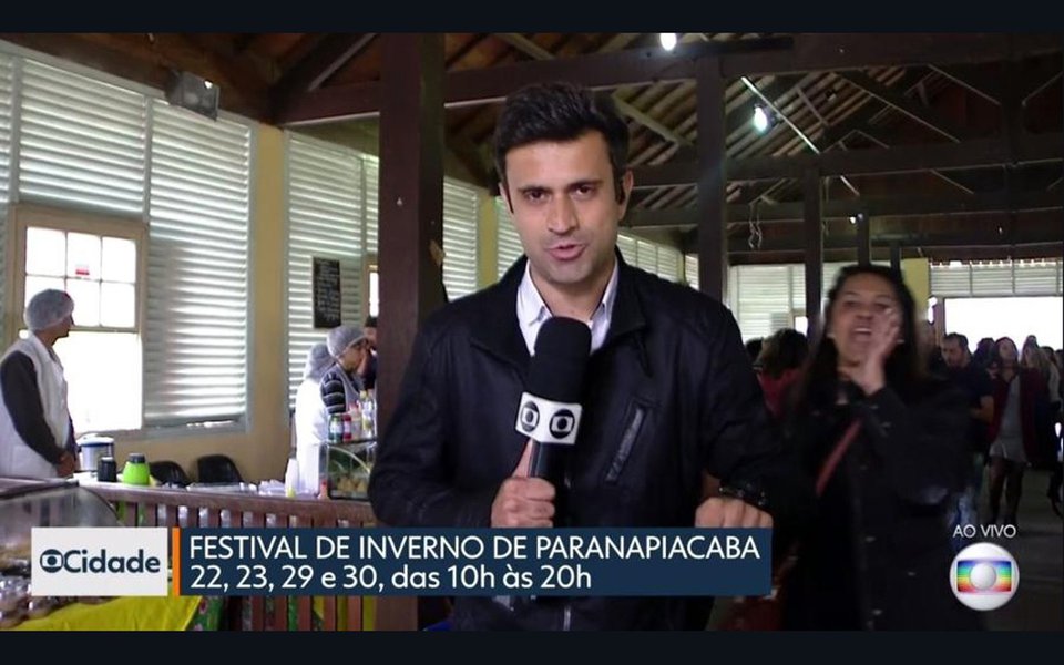 Uma mulher invadiu neste sábado (22) um link ao vivo, na TV Globo, em uma transmissão do 'SP1'; quando o repórter Marcelo Poli falava direto de Paranapiacaba (SP) sobre o festival de inverno que acontece neste fim de semana, uma mulher protestou, aos gritos, contra Michel Temer, que ascendeu ao poder por meio de um golpe parlamentar, e foi o primeiro presidente ser denunciado por corrupção na história do País (Foto: Felipe L. Goncalves) Uma mulher invadiu neste sábado (22) um link ao vivo, na TV Globo, em uma transmissão do 'SP1'; quando o repórter Marcelo Poli falava direto de Paranapiacaba (SP) sobre o festival de inverno que acontece neste fim de semana, uma mulher protestou, aos gritos, contra Michel Temer, que ascendeu ao poder por meio de um golpe parlamentar, e foi o primeiro presidente ser denunciado por corrupção na história do País