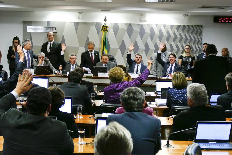 O relatório da reforma trabalhista aprovado na Comissão de Constituição e Justiça (CCJ) fere de morte a história do movimento sindical brasileiro que, ao longo de todo o século XX, resistiu e lutou contra as mazelas do capital e em favor dos direitos da classe trabalhadora (Foto: Adilson Araújo) O relatório da reforma trabalhista aprovado na Comissão de Constituição e Justiça (CCJ) fere de morte a história do movimento sindical brasileiro que, ao longo de todo o século XX, resistiu e lutou contra as mazelas do capital e em favor dos direitos da classe trabalhadora
