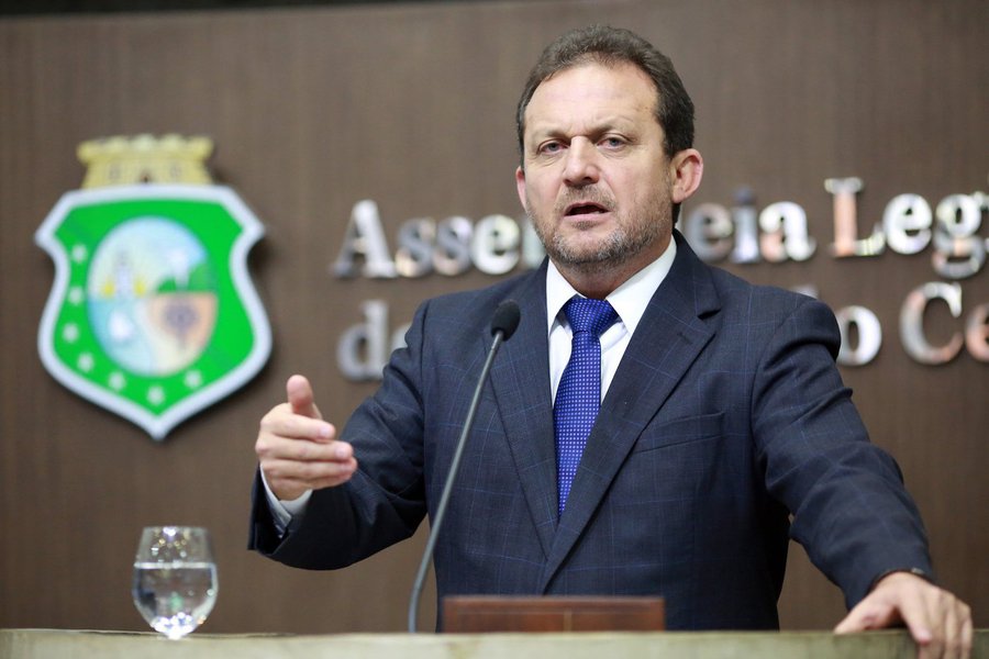 O deputado Odilon Aguiar (PMB) defendeu, nesta terça-feira (20), a divulgação por parte do Tribunal de Contas dos Municípios (TCM) de lista com nomes dos deputados que estão sendo julgados pela corte de contas. Ele discordou que o TCM esteja fazendo chantagem. “Precisamos demonstrar para todos que os deputados que querem a extinção desse órgão estão sendo julgados pelo TCM. Isso não é jogo rasteiro, é transparência”, disse (Foto: Rodrigo Rocha) O deputado Odilon Aguiar (PMB) defendeu, nesta terça-feira (20), a divulgação por parte do Tribunal de Contas dos Municípios (TCM) de lista com nomes dos deputados que estão sendo julgados pela corte de contas. Ele discordou que o TCM esteja fazendo chantagem. “Precisamos demonstrar para todos que os deputados que querem a extinção desse órgão estão sendo julgados pelo TCM. Isso não é jogo rasteiro, é transparência”, disse