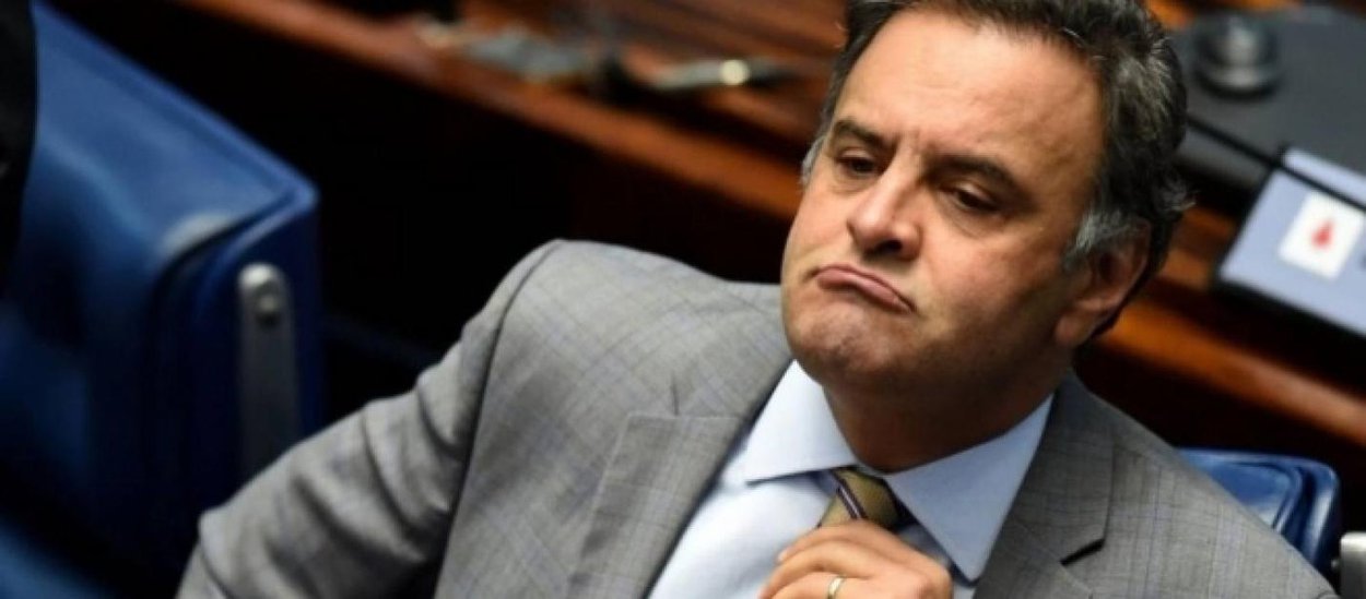 Eduardo Guimarães, do Blog da Cidadania, contesta seriedade da ação que o senador afastado Aécio Neves moveu contra a presidente deposta Dilma Rousseff logo após ser derrotado nas eleições de 2014, e a postura do ministro Gilmar Mendes, presidente do Tribunal Superior Eleitoral, com objetivo, segundo ele, de manter Michel Temer no poder; ele transcreve trecho da gravação da conversa de Aécio com seu mais novo delator, o empresário Joesley Batista, da JBS; Aécio: Os filhas da **** sacanearam tanto gente que vamos entrar com um negócio só pra gente encher o saco deles também responder lá... A Dilma caiu, a ação continuou e ele quer que eu retire a ação, cara. Só que se eu retirar, eu não tô nem aí pra ele lá, o...o Janot assume a ação, o Ministério Público assume essa *****" (Foto: Romulo Faro) Eduardo Guimarães, do Blog da Cidadania, contesta seriedade da ação que o senador afastado Aécio Neves moveu contra a presidente deposta Dilma Rousseff logo após ser derrotado nas eleições de 2014, e a postura do ministro Gilmar Mendes, presidente do Tribunal Superior Eleitoral, com objetivo, segundo ele, de manter Michel Temer no poder; ele transcreve trecho da gravação da conversa de Aécio com seu mais novo delator, o empresário Joesley Batista, da JBS; Aécio: Os filhas da **** sacanearam tanto gente que vamos entrar com um negócio só pra gente encher o saco deles também responder lá... A Dilma caiu, a ação continuou e ele quer que eu retire a ação, cara. Só que se eu retirar, eu não tô nem aí pra ele lá, o...o Janot assume a ação, o Ministério Público assume essa *****"