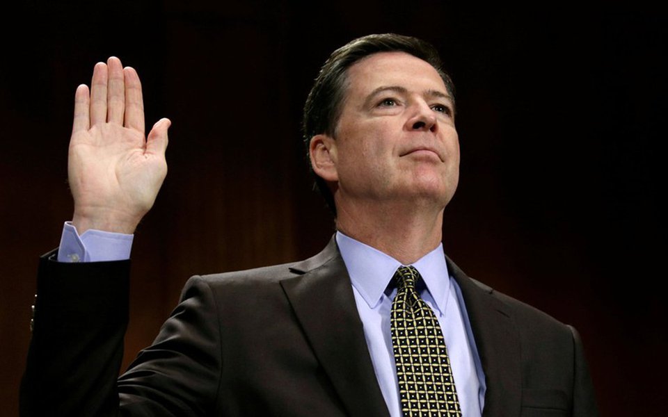 O ex-diretor do FBI James Comey afirmou em testemunho sobre a investigação no Comitê da Inteligência do Senado dos EUA que Donald Trump mentiu, escolheu difamá-lo e também o FBI; ao ser questionado se "tinha alguma dúvida de que a Rússia tentou interferir" nas eleições norte-americanas, ele respondeu: "Nenhuma" (Foto: Gisele Federicce) O ex-diretor do FBI James Comey afirmou em testemunho sobre a investigação no Comitê da Inteligência do Senado dos EUA que Donald Trump mentiu, escolheu difamá-lo e também o FBI; ao ser questionado se "tinha alguma dúvida de que a Rússia tentou interferir" nas eleições norte-americanas, ele respondeu: "Nenhuma"