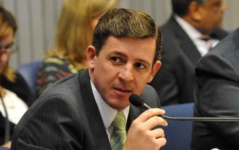 Se separarmos a espuma do estilo midiático do prefeito, de sua simbiose com o ídolo João Dória, veremos que de sólido nada ainda foi demonstrado em seu governo. Em seis meses, quase nada. Conflitos, intrigas, anúncios de intenções. De firme e factual, pouco ou nada. Anotem o nome: Orlando Morando. Iremos ainda ouvir falar muito dele (Foto: Geraldo Muniz) Se separarmos a espuma do estilo midiático do prefeito, de sua simbiose com o ídolo João Dória, veremos que de sólido nada ainda foi demonstrado em seu governo. Em seis meses, quase nada. Conflitos, intrigas, anúncios de intenções. De firme e factual, pouco ou nada. Anotem o nome: Orlando Morando. Iremos ainda ouvir falar muito dele