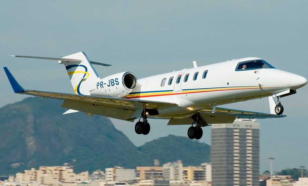 Aviões e política têm se conectado de forma macabra no Brasil. Em 2014, o avião que transportava o candidato ao Planalto Eduardo Campos caiu no litoral paulista. No início desse ano, foi a vez do Ministro Teori Zavascki perder a vida em outro acidente aéreo. Agora, mais um jatinho promete impactar fortemente o cenário político. Não por cair, mas por ajudar a derrubar o presidente Michel Temer (Foto: Guilherme Coutinho) Aviões e política têm se conectado de forma macabra no Brasil. Em 2014, o avião que transportava o candidato ao Planalto Eduardo Campos caiu no litoral paulista. No início desse ano, foi a vez do Ministro Teori Zavascki perder a vida em outro acidente aéreo. Agora, mais um jatinho promete impactar fortemente o cenário político. Não por cair, mas por ajudar a derrubar o presidente Michel Temer