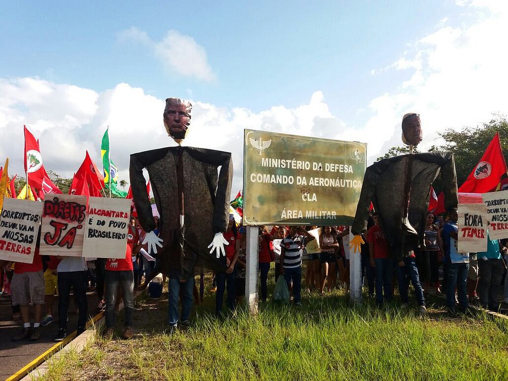 Em um dia marcado por protestos e ocupações do MST, representantes de movimentos sociais bloquearam o acesso ao Centro de Lançamento de Alcântara, no Maranhão, contra a entrega da base para os EUA; de acordo com o MST, cerca de 400 pessoas de diversas entidades e movimentos do país fecharam os acessos da base para denunciar a retomada dos acordos com o país norte-americano, que pedem a entrega do centro de lançamento de foguetes; movimentos afirmam que o presidente Michel Temer adota uma “política de entreguismo”, com o aprofundamento de privatizações e outras ações que atacam a soberania nacional (Foto: Leonardo Lucena) Em um dia marcado por protestos e ocupações do MST, representantes de movimentos sociais bloquearam o acesso ao Centro de Lançamento de Alcântara, no Maranhão, contra a entrega da base para os EUA; de acordo com o MST, cerca de 400 pessoas de diversas entidades e movimentos do país fecharam os acessos da base para denunciar a retomada dos acordos com o país norte-americano, que pedem a entrega do centro de lançamento de foguetes; movimentos afirmam que o presidente Michel Temer adota uma “política de entreguismo”, com o aprofundamento de privatizações e outras ações que atacam a soberania nacional