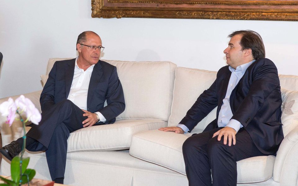 O governador de São Paulo, Geraldo Alckmin, recebeu o presidente da Câmara, Rodrigo Maia, em um jantar que pode marcar o início de uma reaproximação do PSDB e do DEM com vistas às eleições de 2018; o encontro no Palácio dos Bandeirantes tinha como convidados outros líderes do DEM, como o ministro da Educação, Mendonça Filho, e o prefeito de Salvador, ACM Neto; "Com o jantar, Alckmin faz um gesto político para evitar o descolamento entre os partidos e pretende neutralizar um eventual desejo de Maia de fazer voo solo na disputa eleitoral pela Presidência da República em 2018", afirmou um interlocutor de Alckmin (Foto: Giuliana Miranda) O governador de São Paulo, Geraldo Alckmin, recebeu o presidente da Câmara, Rodrigo Maia, em um jantar que pode marcar o início de uma reaproximação do PSDB e do DEM com vistas às eleições de 2018; o encontro no Palácio dos Bandeirantes tinha como convidados outros líderes do DEM, como o ministro da Educação, Mendonça Filho, e o prefeito de Salvador, ACM Neto; "Com o jantar, Alckmin faz um gesto político para evitar o descolamento entre os partidos e pretende neutralizar um eventual desejo de Maia de fazer voo solo na disputa eleitoral pela Presidência da República em 2018", afirmou um interlocutor de Alckmin