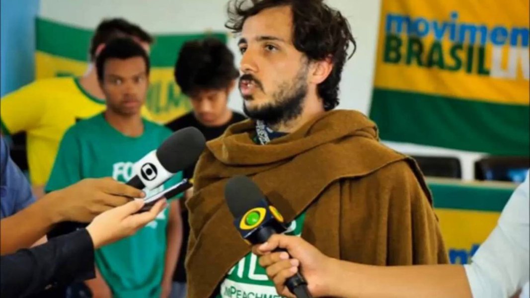 Renan Santos, um dos coordenadores nacionais do Movimento Brasil Livre (MBL), grupo que se diz contra a corrupção e que ajudou a articular o impeachment da ex-presidenta Dilma Rousseff, foi condenado pela Justiça a pagar R$20 como indenização ao jornalista José Roberto Burnier, da TV Globo; Burnier moveu a ação contra Santos depois de ter sido chamado pelo líder do MBL de "um esquerdista global de joelhos para o PT" e "uma prostituta, oferecendo seus serviços para a presidente Dilma Rousseff" (Foto: Paulo Emílio) Renan Santos, um dos coordenadores nacionais do Movimento Brasil Livre (MBL), grupo que se diz contra a corrupção e que ajudou a articular o impeachment da ex-presidenta Dilma Rousseff, foi condenado pela Justiça a pagar R$20 como indenização ao jornalista José Roberto Burnier, da TV Globo; Burnier moveu a ação contra Santos depois de ter sido chamado pelo líder do MBL de "um esquerdista global de joelhos para o PT" e "uma prostituta, oferecendo seus serviços para a presidente Dilma Rousseff"