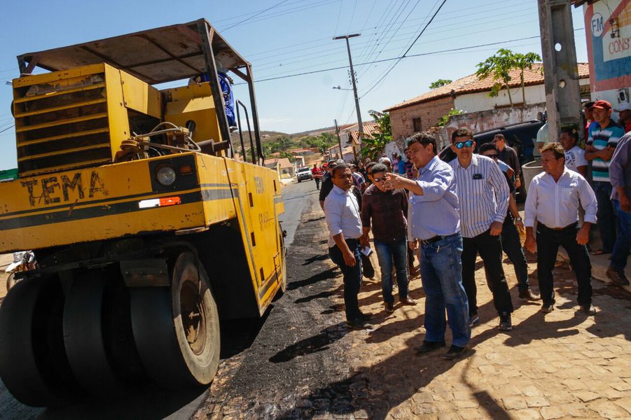 O governador Wellington Dias inaugurou e visitou obras de mobilidade urbana no município de Canto do Buriti; o chefe do Executivo estadual entregou também a quadra de esportes da Unidade Escolar Maria Chaves, obra executada pela Seduc; governo do Piauí investiu cerca de R$ 1,3 milhão na cidade, que também recebe a obra do rodoanel, que teve R$ 8,5 milhões investidos na primeira etapa (Foto: Leonardo Lucena) O governador Wellington Dias inaugurou e visitou obras de mobilidade urbana no município de Canto do Buriti; o chefe do Executivo estadual entregou também a quadra de esportes da Unidade Escolar Maria Chaves, obra executada pela Seduc; governo do Piauí investiu cerca de R$ 1,3 milhão na cidade, que também recebe a obra do rodoanel, que teve R$ 8,5 milhões investidos na primeira etapa