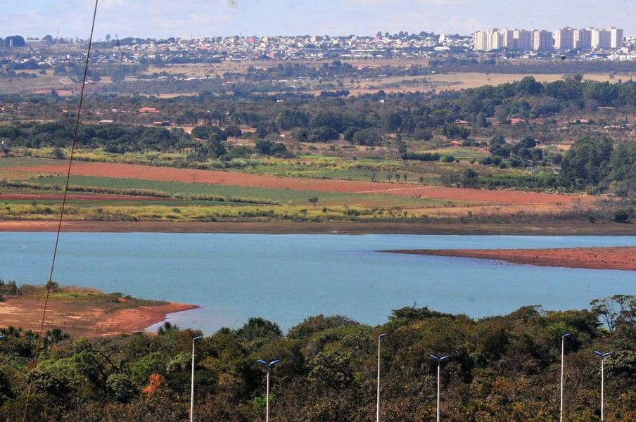 As medidas de enfrentamento da crise hídrica têm feito com que os reservatórios do Descoberto e de Santa Maria reduzam a capacidade na estiagem de forma mais lenta do que previsto para este ano, de acordo com informações do governo do Distrito Federal; pelo segundo mês consecutivo, o volume aferido no reservatório do Descoberto e de Santa Maria ficou acima do esperado; em maio, o reservatório do Descoberto, por exemplo, registrou 54,2% — a meta era 53%; em junho, o valor de referência era 46%, e a barragem conseguiu se manter em 47,68%; confira as metas estabelecidas para o nível dos reservatórios do DF (Foto: Leonardo Lucena) As medidas de enfrentamento da crise hídrica têm feito com que os reservatórios do Descoberto e de Santa Maria reduzam a capacidade na estiagem de forma mais lenta do que previsto para este ano, de acordo com informações do governo do Distrito Federal; pelo segundo mês consecutivo, o volume aferido no reservatório do Descoberto e de Santa Maria ficou acima do esperado; em maio, o reservatório do Descoberto, por exemplo, registrou 54,2% — a meta era 53%; em junho, o valor de referência era 46%, e a barragem conseguiu se manter em 47,68%; confira as metas estabelecidas para o nível dos reservatórios do DF