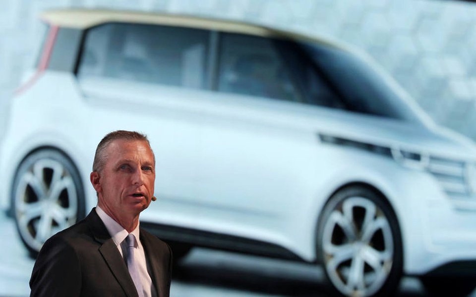 Presidente da Volkswagen no Brasil, David Powels, disse que o Brasil perdeu competitividade desde 2015 e que "apesar da desvalorização cambial, o Brasil é um país cada vez mais caro em relação aos outros"; segundo Powels, a situação poderá ser revertida com a aprovação de reformas, incluindo a tributária, que, para ele, é tão importante quanto a trabalhista e previdenciária; "Na minha percepção, o país perdeu bastante competitividade. Os custos de mão de obra aumentaram muito mais do que a inflação sem grande aumento de produtividade. (...) Estou falando da economia em geral. O Brasil é um país caro em relação ao outros. Mesmo com a desvalorização do câmbio esse país perde competitividade. Daqui para a frente precisamos atacar esse assunto para segurar o futuro", observou (Foto: Paulo Emílio) Presidente da Volkswagen no Brasil, David Powels, disse que o Brasil perdeu competitividade desde 2015 e que "apesar da desvalorização cambial, o Brasil é um país cada vez mais caro em relação aos outros"; segundo Powels, a situação poderá ser revertida com a aprovação de reformas, incluindo a tributária, que, para ele, é tão importante quanto a trabalhista e previdenciária; "Na minha percepção, o país perdeu bastante competitividade. Os custos de mão de obra aumentaram muito mais do que a inflação sem grande aumento de produtividade. (...) Estou falando da economia em geral. O Brasil é um país caro em relação ao outros. Mesmo com a desvalorização do câmbio esse país perde competitividade. Daqui para a frente precisamos atacar esse assunto para segurar o futuro", observou