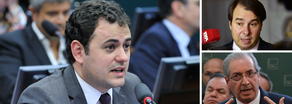 Na segunda votação do regime de urgência da reforma trabalhista, na semana passada, alguns deputados protestaram contra o "padrão Eduardo Cunha" na condução do processo pelo presidente da Câmara dos Deputados, Rodrigo Maia (DEM-RJ); deputado Glauber Braga (Psol-RJ) atacou "essa história de que o jogo só vale quando é favorável"; "O nome disso é 'regimento Eduardo Cunha'. A gente não pode permitir que isso aconteça novamente na Câmara dos Deputados", protestou (Foto: Aquiles Lins) Na segunda votação do regime de urgência da reforma trabalhista, na semana passada, alguns deputados protestaram contra o "padrão Eduardo Cunha" na condução do processo pelo presidente da Câmara dos Deputados, Rodrigo Maia (DEM-RJ); deputado Glauber Braga (Psol-RJ) atacou "essa história de que o jogo só vale quando é favorável"; "O nome disso é 'regimento Eduardo Cunha'. A gente não pode permitir que isso aconteça novamente na Câmara dos Deputados", protestou