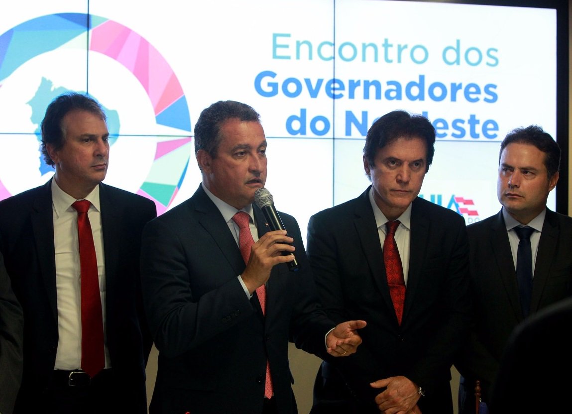 Reunidos em Salvador, oito governadores de estados da região Nordeste cobraram do governo federal a implantação de uma plano nacional de segurança pública; reivindicação é um dos seis pontos elencados na 'Carta de Salvador', elaborada no 8º Encontro dos Governadores do Nordeste; na avaliação do governador da Bahia, Rui Costa, "não é razoável e nem mais admitida a ausência completa do governo federal no tema segurança"; os governadores defendem ainda uma discussão nacional para implantar bloqueadores do sinal de celular em todos os presídios brasileiros (Foto: Romulo Faro) Reunidos em Salvador, oito governadores de estados da região Nordeste cobraram do governo federal a implantação de uma plano nacional de segurança pública; reivindicação é um dos seis pontos elencados na 'Carta de Salvador', elaborada no 8º Encontro dos Governadores do Nordeste; na avaliação do governador da Bahia, Rui Costa, "não é razoável e nem mais admitida a ausência completa do governo federal no tema segurança"; os governadores defendem ainda uma discussão nacional para implantar bloqueadores do sinal de celular em todos os presídios brasileiros