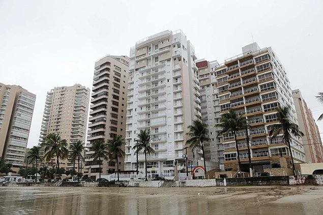O imóvel nunca foi de Lula. Quem comprou um imóvel (e não o triplex) na planta foi dona Marisa na Cooperativa dos Bancários, Bancoop. Portanto, Lula não procurou jogar a responsabilidade do imóvel em dona Marisa. Foi ela quem entrou na Bancoop para comprar uma unidade naquele condomínio no Guarujá (Foto: Antônio Mello) O imóvel nunca foi de Lula. Quem comprou um imóvel (e não o triplex) na planta foi dona Marisa na Cooperativa dos Bancários, Bancoop. Portanto, Lula não procurou jogar a responsabilidade do imóvel em dona Marisa. Foi ela quem entrou na Bancoop para comprar uma unidade naquele condomínio no Guarujá