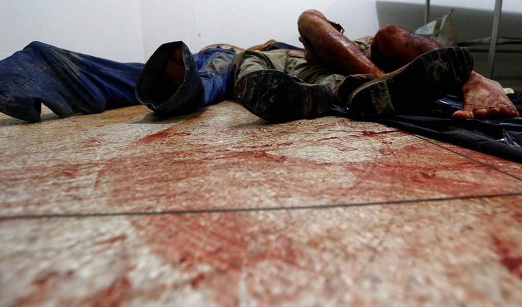 O crime que vitimou sem-terras no Pará continua assustando pela crueldade; em depoimento sigiloso obtido pela Folha de S.Paulo, um sobrevivente do massacre que deixou dez mortos no sudeste do Pará, na última quarta (24), disse que as vítimas já estavam dominadas quando foram mortos a tiros por policiais; segundo relato ao Ministério Público, os agentes chegaram por volta das 7h ao acampamento, em área invadida da fazend fazenda Santa Lúcia, no município de Pau d'Arco (867 km ao sul de Belém); em seguida, os 28 sem-terra do grupo se dispersaram correndo (Foto: José Barbacena) O crime que vitimou sem-terras no Pará continua assustando pela crueldade; em depoimento sigiloso obtido pela Folha de S.Paulo, um sobrevivente do massacre que deixou dez mortos no sudeste do Pará, na última quarta (24), disse que as vítimas já estavam dominadas quando foram mortos a tiros por policiais; segundo relato ao Ministério Público, os agentes chegaram por volta das 7h ao acampamento, em área invadida da fazend fazenda Santa Lúcia, no município de Pau d'Arco (867 km ao sul de Belém); em seguida, os 28 sem-terra do grupo se dispersaram correndo
