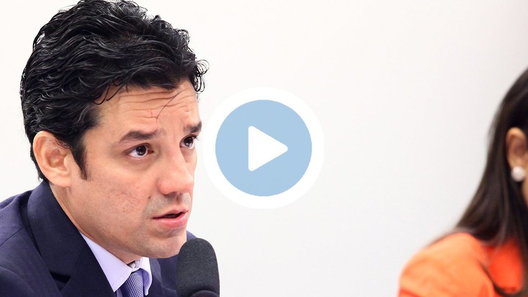 “Proponho não só eleições para presidente, mas também a necessidade de anteciparmos a eleição para o Congresso Nacional”, diz o deputado federal Daniel Coelho (PSDB-PE), em vídeo postado em seu Facebook; “Estou disposto a abrir mão do meu mandato para que eleições sejam realizadas ainda este ano, garantindo uma nova Câmara dos Deputados, uma nova composição do Senado e um novo presidente eleito, pelo voto direto, para que a gente consiga tirar o Brasil da atual crise”, afirma (Foto: Leonardo Lucena) “Proponho não só eleições para presidente, mas também a necessidade de anteciparmos a eleição para o Congresso Nacional”, diz o deputado federal Daniel Coelho (PSDB-PE), em vídeo postado em seu Facebook; “Estou disposto a abrir mão do meu mandato para que eleições sejam realizadas ainda este ano, garantindo uma nova Câmara dos Deputados, uma nova composição do Senado e um novo presidente eleito, pelo voto direto, para que a gente consiga tirar o Brasil da atual crise”, afirma