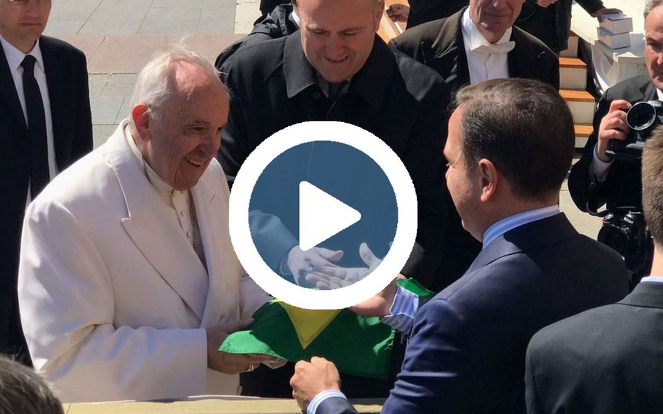 Depois de tomar um "não" do pontífice, quando pediu para que ele reconsiderasse o convite para visitar o Brasil, o prefeito de São Paulo, João Doria (PSDB), também tentou beijar a mão de Francisco, mas não conseguiu, como mostra um vídeo que circula nas redes sociais; assista (Foto: Paulo Emílio) Depois de tomar um "não" do pontífice, quando pediu para que ele reconsiderasse o convite para visitar o Brasil, o prefeito de São Paulo, João Doria (PSDB), também tentou beijar a mão de Francisco, mas não conseguiu, como mostra um vídeo que circula nas redes sociais; assista