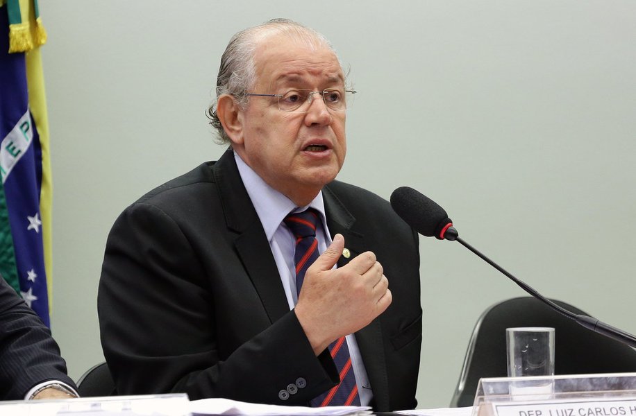 O deputado federal Luiz Carlos Hauly (PSDB-PR), atual relator da comissão especial da reforma tributária na Câmara dos Deputados, apresentou a técnicos e empresários, em Maceió, o projeto de tributação como instrumento de desenvolvimento econômico sustentável e inclusão social com distribuição de renda; proposta busca eliminar o atual volume de cobranças, a chamada guerra fiscal, e a sonegação, além de simplificar a cobrança (Foto: Voney Malta) O deputado federal Luiz Carlos Hauly (PSDB-PR), atual relator da comissão especial da reforma tributária na Câmara dos Deputados, apresentou a técnicos e empresários, em Maceió, o projeto de tributação como instrumento de desenvolvimento econômico sustentável e inclusão social com distribuição de renda; proposta busca eliminar o atual volume de cobranças, a chamada guerra fiscal, e a sonegação, além de simplificar a cobrança