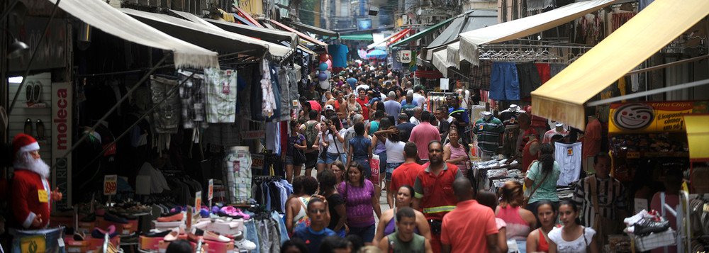 Rio de Janeiro - Milhares de pessoas vão às ruas do Saara (Sociedade de Amigos das Adjacências da Rua da Alfândega) para compras de natal no tradicional centro de comércio popular do Rio de Janeiro. (Foto: Leonardo Lucena) Rio de Janeiro - Milhares de pessoas vão às ruas do Saara (Sociedade de Amigos das Adjacências da Rua da Alfândega) para compras de natal no tradicional centro de comércio popular do Rio de Janeiro.