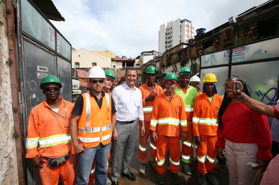 O governador Rui Costa entregou na manhã desta terça-feira as obras de requalificação da Ladeira de Santana, no bairro de Nazaré, com novas calçadas e pavimento recuperado, e visitou as intervenções que estão sendo feitas nas ruas da localidade, por meio do projeto 'Pelas Ruas do Centro Antigo', que vai recuperar 30 vias de Nazaré; no total, mais de 260 ruas de 11 bairros de Salvador receberão melhorias; "O objetivo das obras é dar condições para as pessoas viverem no Centro, para que o turista volte a essa área da cidade", disse Rui sobre a intenção do Governo do Estado em estimular a atividade econômica da região (Foto: Romulo Faro) O governador Rui Costa entregou na manhã desta terça-feira as obras de requalificação da Ladeira de Santana, no bairro de Nazaré, com novas calçadas e pavimento recuperado, e visitou as intervenções que estão sendo feitas nas ruas da localidade, por meio do projeto 'Pelas Ruas do Centro Antigo', que vai recuperar 30 vias de Nazaré; no total, mais de 260 ruas de 11 bairros de Salvador receberão melhorias; "O objetivo das obras é dar condições para as pessoas viverem no Centro, para que o turista volte a essa área da cidade", disse Rui sobre a intenção do Governo do Estado em estimular a atividade econômica da região