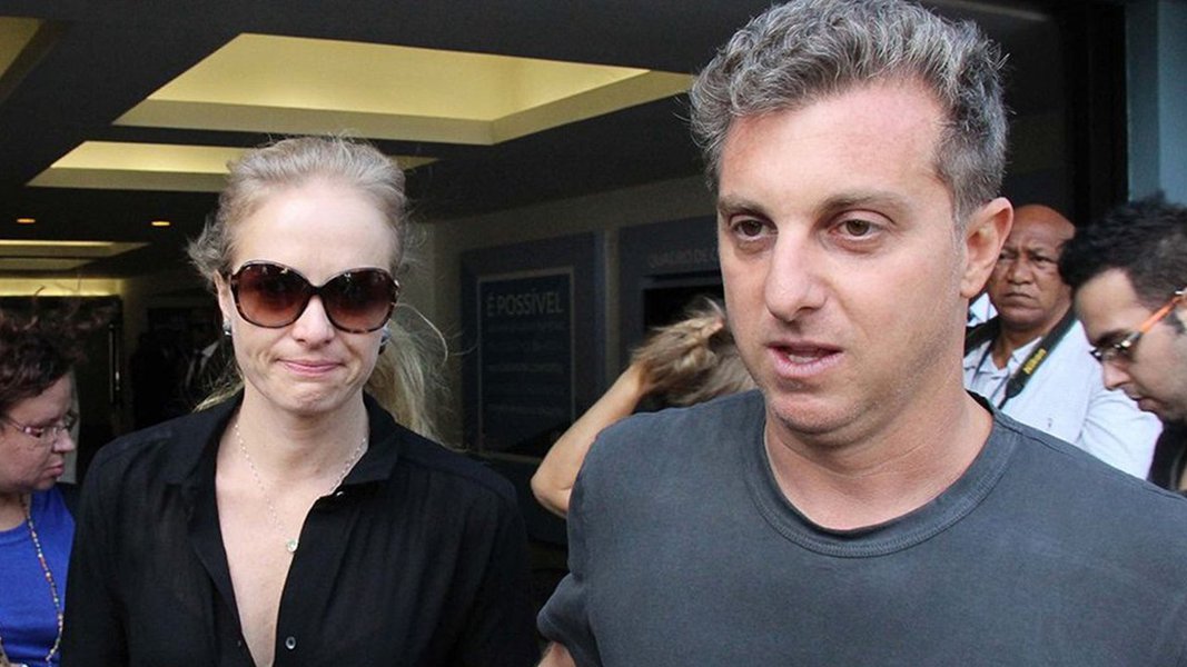 De acordo com declarações à coluna de Ancelmo Gois, do jornal O Globo, a apresentadora Angélica falou sobre a possibilidade de seu marido, Luciano Huck, ser candidato à presidência e disse que não quer ir para o Planalto: "Não estou a fim de ser primeira-dama"; em entrevista à revista "Quem Acontece", a apresentadora revelou que nem o próprio Huck encampa a ideia de ser político; "Mas, dentro dele, não é o que ele quer. Ele já ajuda muita gente e pode ajudar muito mais do que se ele se enfiar na política", disse (Foto: Aquiles Lins) De acordo com declarações à coluna de Ancelmo Gois, do jornal O Globo, a apresentadora Angélica falou sobre a possibilidade de seu marido, Luciano Huck, ser candidato à presidência e disse que não quer ir para o Planalto: "Não estou a fim de ser primeira-dama"; em entrevista à revista "Quem Acontece", a apresentadora revelou que nem o próprio Huck encampa a ideia de ser político; "Mas, dentro dele, não é o que ele quer. Ele já ajuda muita gente e pode ajudar muito mais do que se ele se enfiar na política", disse