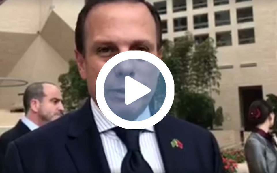 O prefeito de São Paulo, João Doria (PSDB), criticou o aumento do PIS e do Cofins sobre os combustíveis, autorizado na semana passada pelo governo Michel Temer; para ele; a medida pode ajudar a aliviar o rombo nos cofres do governo federal, "mas não é boa para os municípios, pois pode impactar no transporte público"; apesar das críticas, Doria continua dando sustentação tucana ao golpe (Foto: Paulo Emílio) O prefeito de São Paulo, João Doria (PSDB), criticou o aumento do PIS e do Cofins sobre os combustíveis, autorizado na semana passada pelo governo Michel Temer; para ele; a medida pode ajudar a aliviar o rombo nos cofres do governo federal, "mas não é boa para os municípios, pois pode impactar no transporte público"; apesar das críticas, Doria continua dando sustentação tucana ao golpe