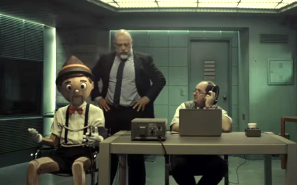 Uma propaganda veiculada pelo Itaú com o personagem Pinóquio foi alvo de críticas e acabou sendo alterada com a exclusão de uma cena; na peça sobre o Itaucard, Pinóquio aparece sendo interrogado numa sala fechada por um delegado e monitorado por um detector de mentira; no final, o personagem acaba mentindo e o delegado dá um tapa com a mão direita na cabeça de Pinóquio, que estava sentado numa cadeira (Foto: Aquiles Lins) Uma propaganda veiculada pelo Itaú com o personagem Pinóquio foi alvo de críticas e acabou sendo alterada com a exclusão de uma cena; na peça sobre o Itaucard, Pinóquio aparece sendo interrogado numa sala fechada por um delegado e monitorado por um detector de mentira; no final, o personagem acaba mentindo e o delegado dá um tapa com a mão direita na cabeça de Pinóquio, que estava sentado numa cadeira