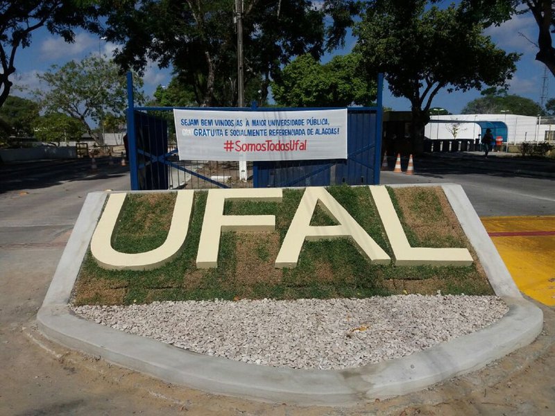Pesquisadores da Universidade Federal de Alagoas (Ufal) constataram que o larvicida utilizado no controle do mosquito Aedes aegypti é prejudicial para a saúde de peixes; a partir dessa descoberta eles também passaram a observar os prejuízos ocasionados à saúde humana e a relacioná-los aos casos de microcefalia (Foto: Voney Malta) Pesquisadores da Universidade Federal de Alagoas (Ufal) constataram que o larvicida utilizado no controle do mosquito Aedes aegypti é prejudicial para a saúde de peixes; a partir dessa descoberta eles também passaram a observar os prejuízos ocasionados à saúde humana e a relacioná-los aos casos de microcefalia