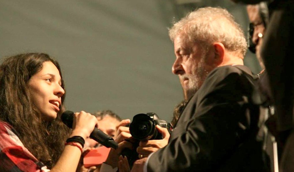 Em texto em sua página no Facebook, a estudante Ana Júlia Ribeiro agradeceu o apoio do ex-presidente Lula e garantiu que continuará "resistindo ao lado dos estudantes por uma educação pública e de qualidade"; "Quero também estar ao lado das trabalhadoras e trabalhadores contra todos os retrocessos. Não conseguirão nos calar! Vamos continuar ocupando a política, as ruas e quantos espaços forem necessários para barrar o avanço da agenda conservadora", afirmou Ana Júlia (Foto: Aquiles Lins) Em texto em sua página no Facebook, a estudante Ana Júlia Ribeiro agradeceu o apoio do ex-presidente Lula e garantiu que continuará "resistindo ao lado dos estudantes por uma educação pública e de qualidade"; "Quero também estar ao lado das trabalhadoras e trabalhadores contra todos os retrocessos. Não conseguirão nos calar! Vamos continuar ocupando a política, as ruas e quantos espaços forem necessários para barrar o avanço da agenda conservadora", afirmou Ana Júlia