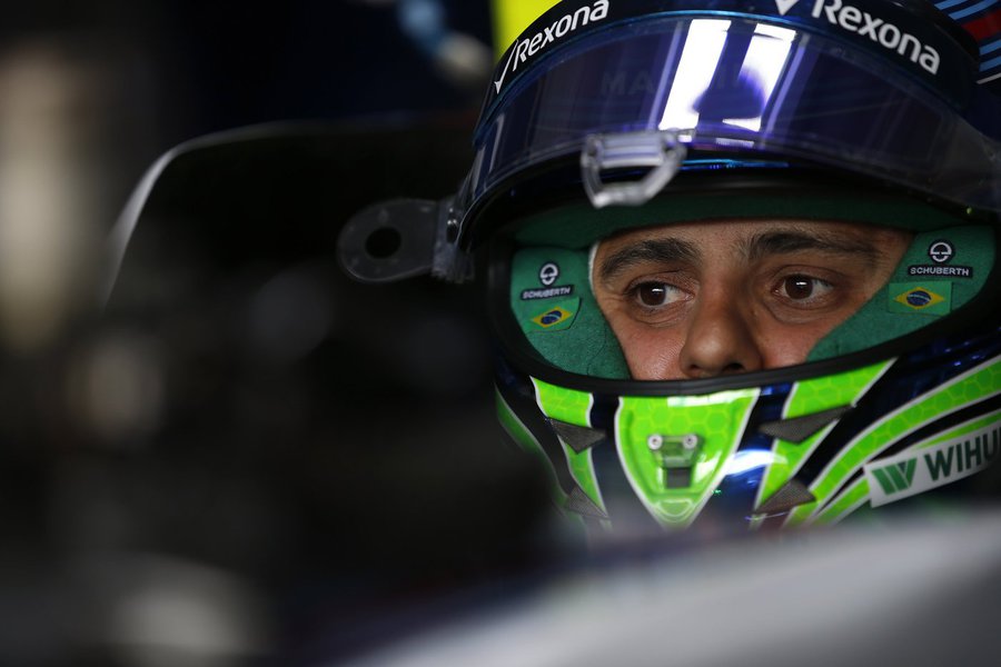Piloto brasileiro Felipe Massa, da Williams, não vai disputar o GP da Hungria, neste domingo (29), por ter passado mal neste sábado (28); Massa teve tontura após o segundo treino livre de sexta-feira e voltou a passar mal neste sábado; ele foi levado ao centro médico do circuito de Budapeste, antes de seguir para um hospital da cidade e passar por exames mais completos; brasileiro substituído pelo britânico Paul di Resta no treino de classificação; alemão Sebastian Vettel, da Ferrari, conseguiu a pole position
(Foto: Aquiles Lins)
Piloto brasileiro Felipe Massa, da Williams, não vai disputar o GP da Hungria, neste domingo (29), por ter passado mal neste sábado (28); Massa teve tontura após o segundo treino livre de sexta-feira e voltou a passar mal neste sábado; ele foi levado ao centro médico do circuito de Budapeste, antes de seguir para um hospital da cidade e passar por exames mais completos; brasileiro substituído pelo britânico Paul di Resta no treino de classificação; alemão Sebastian Vettel, da Ferrari, conseguiu a pole position